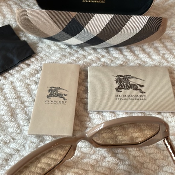 Burberry sunglasses in Beige - Picture 7 of 8